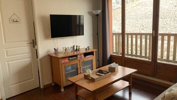 TV connectée, baby-foot, livres