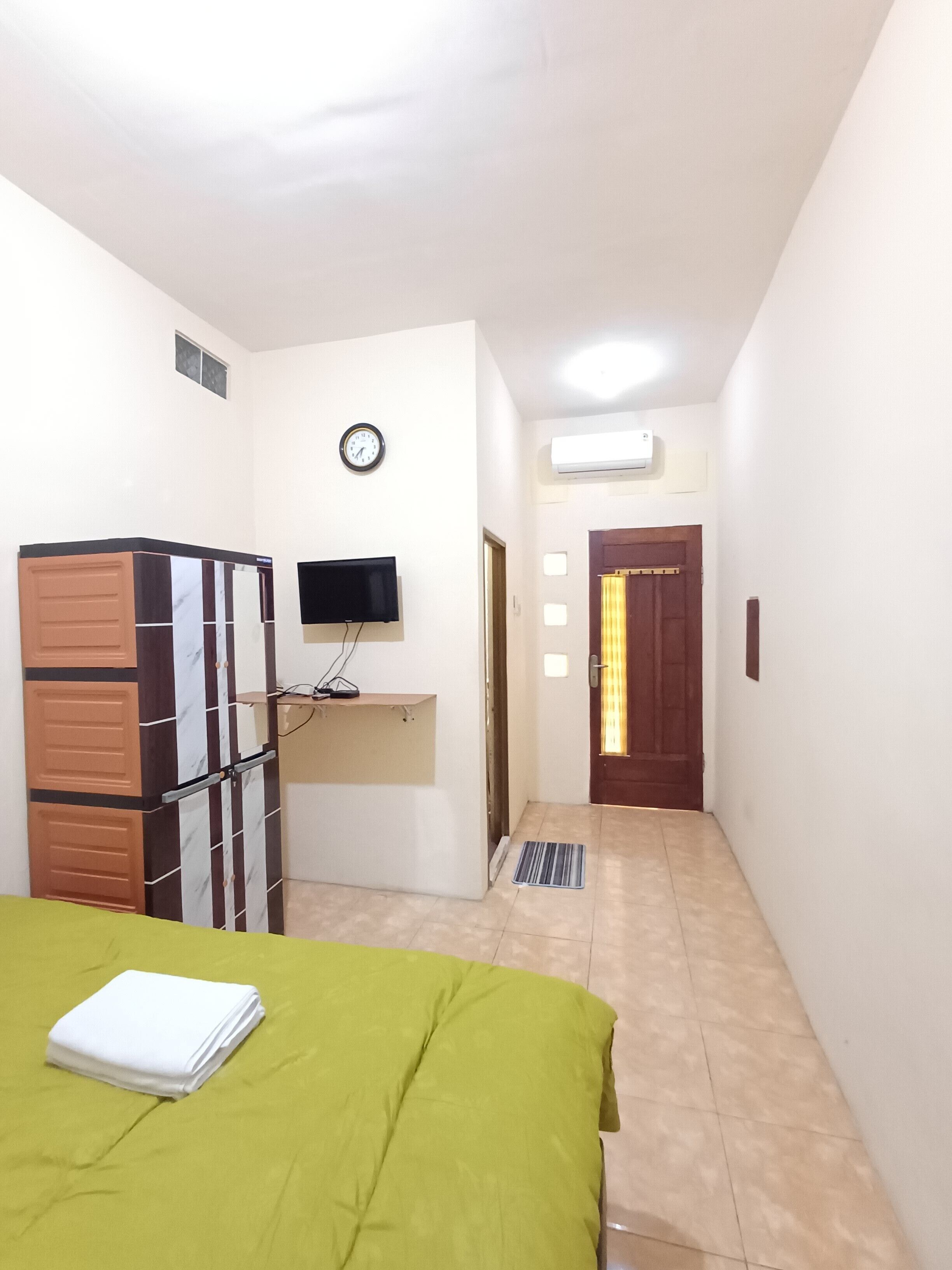 Habitación doble estándar, vista al patio | Escritorio, cortinas blackout y tabla de planchar con plancha 