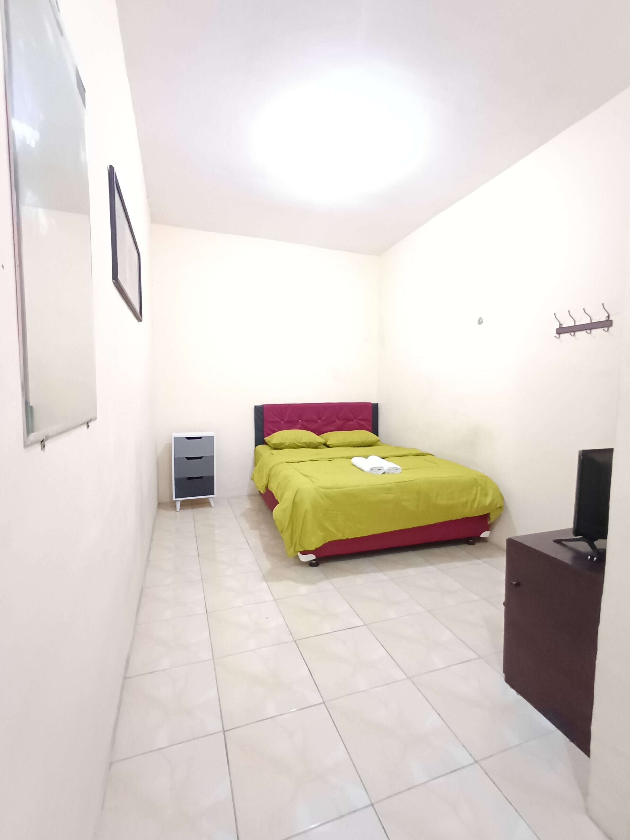 Habitación doble, vista al patio | Escritorio, cortinas blackout y tabla de planchar con plancha 