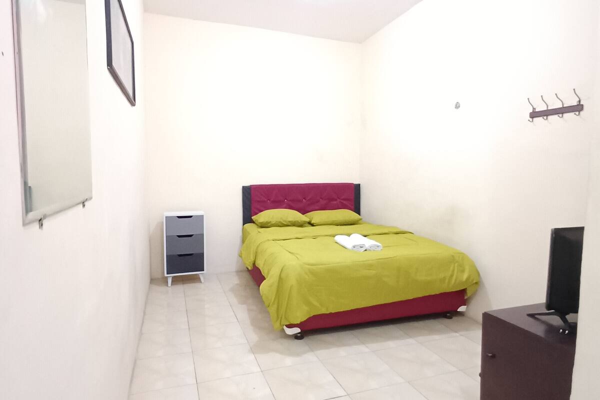 Habitación doble, vista al patio | Escritorio, cortinas blackout y tabla de planchar con plancha