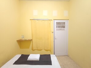Chambre Standard double, vue sur la cour intérieure | Literie hypoallergénique, bureau, rideaux d’obscurcissement