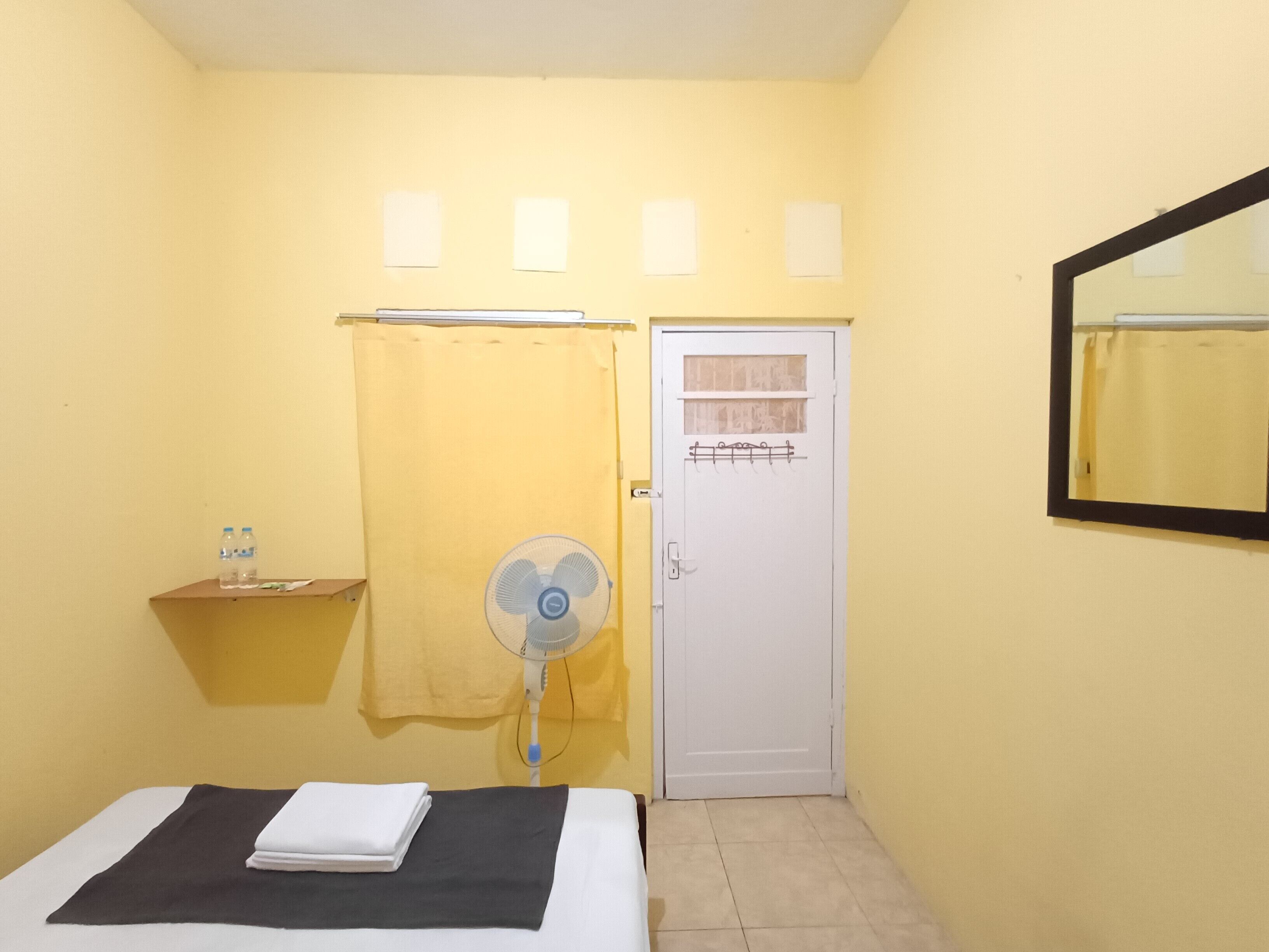 Habitación doble económica, vista al patio | Escritorio, cortinas blackout y tabla de planchar con plancha 