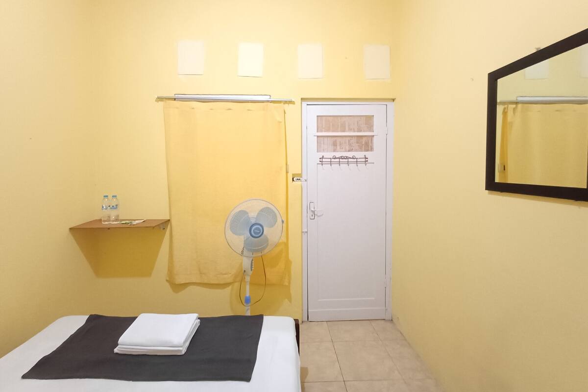 Habitación doble económica, vista al patio | Escritorio, cortinas blackout y tabla de planchar con plancha