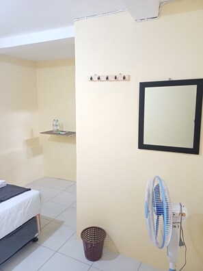 Chambre simple économique, vue sur la cour intérieure | Literie hypoallergénique, bureau, rideaux d’obscurcissement