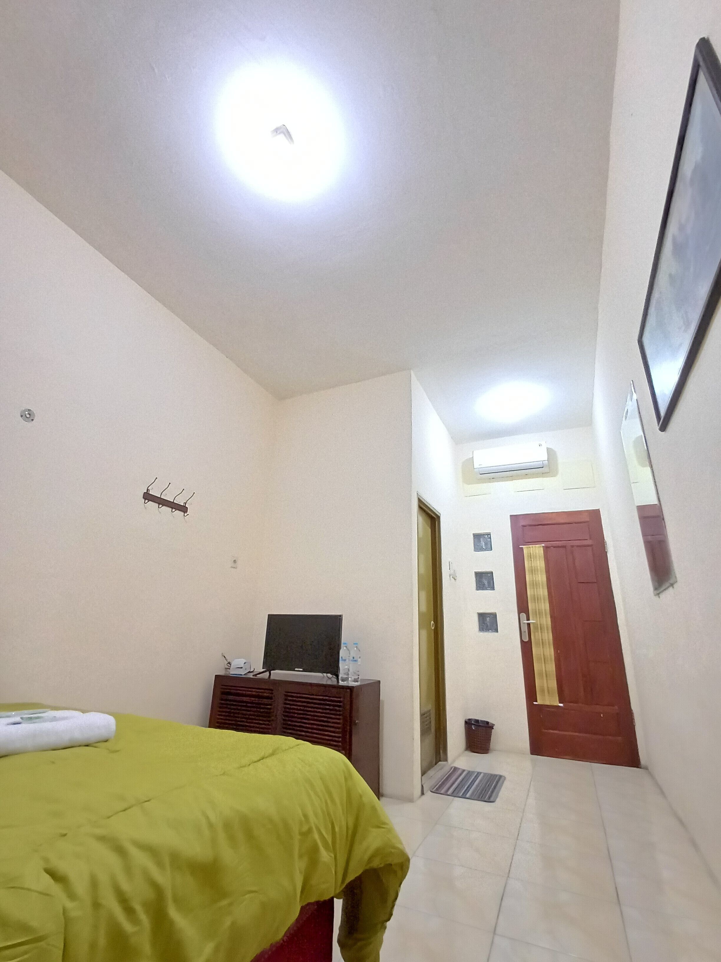 Habitación doble, vista al patio | Escritorio, cortinas blackout y tabla de planchar con plancha 