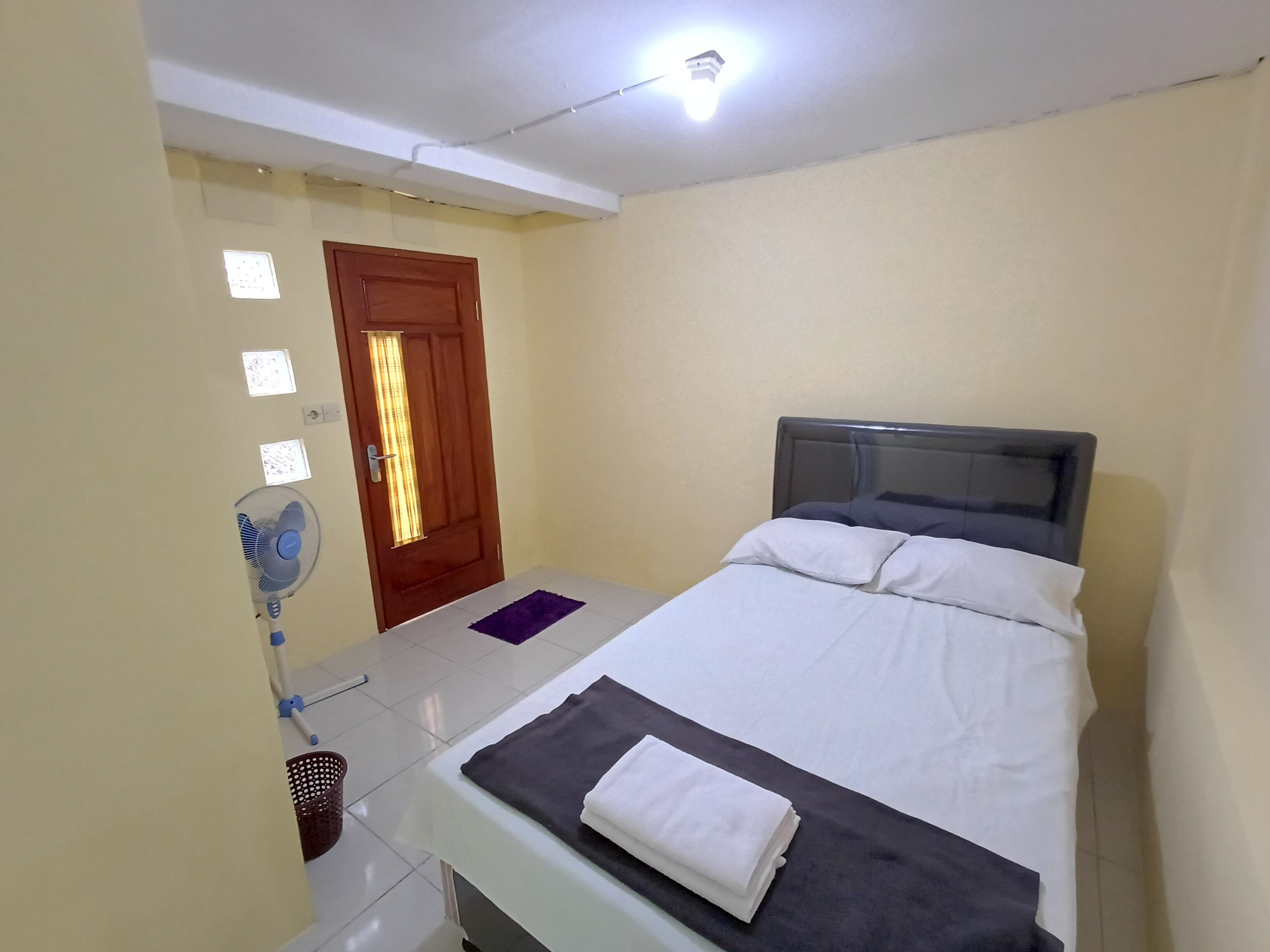 Habitación básica doble, vista al patio | Escritorio, cortinas blackout y tabla de planchar con plancha 