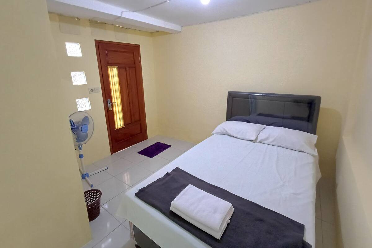 Habitación básica doble, vista al patio | Escritorio, cortinas blackout y tabla de planchar con plancha