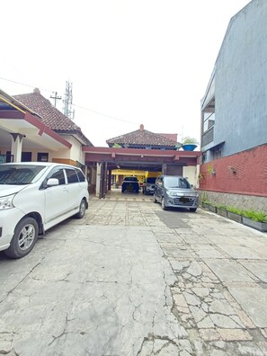 Property grounds - Irma Guest House (Malang)