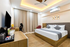Premium Double Room, Balcony, City View | In-room safe, desk, laptop workspace, soundproofing - Limewood Signature - Huda City Centre (Gurugram)