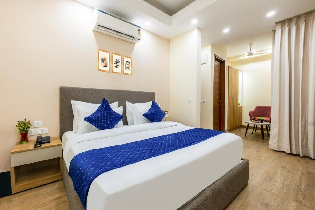 Classic Double Room | In-room safe, desk, laptop workspace, iron/ironing board