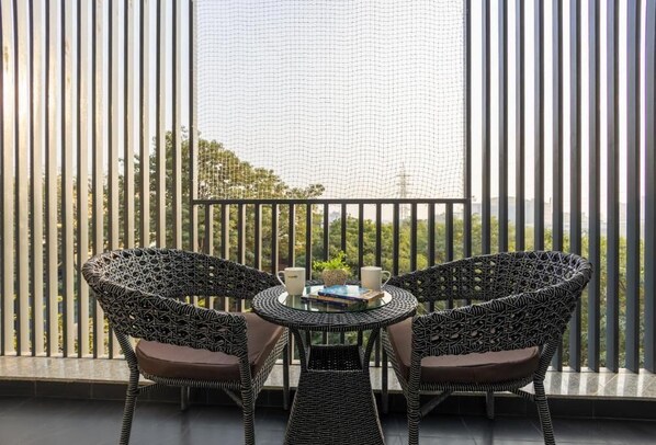 Outdoor dining - FlxHo Tribe - Bespoke Hotel (Gurugram)