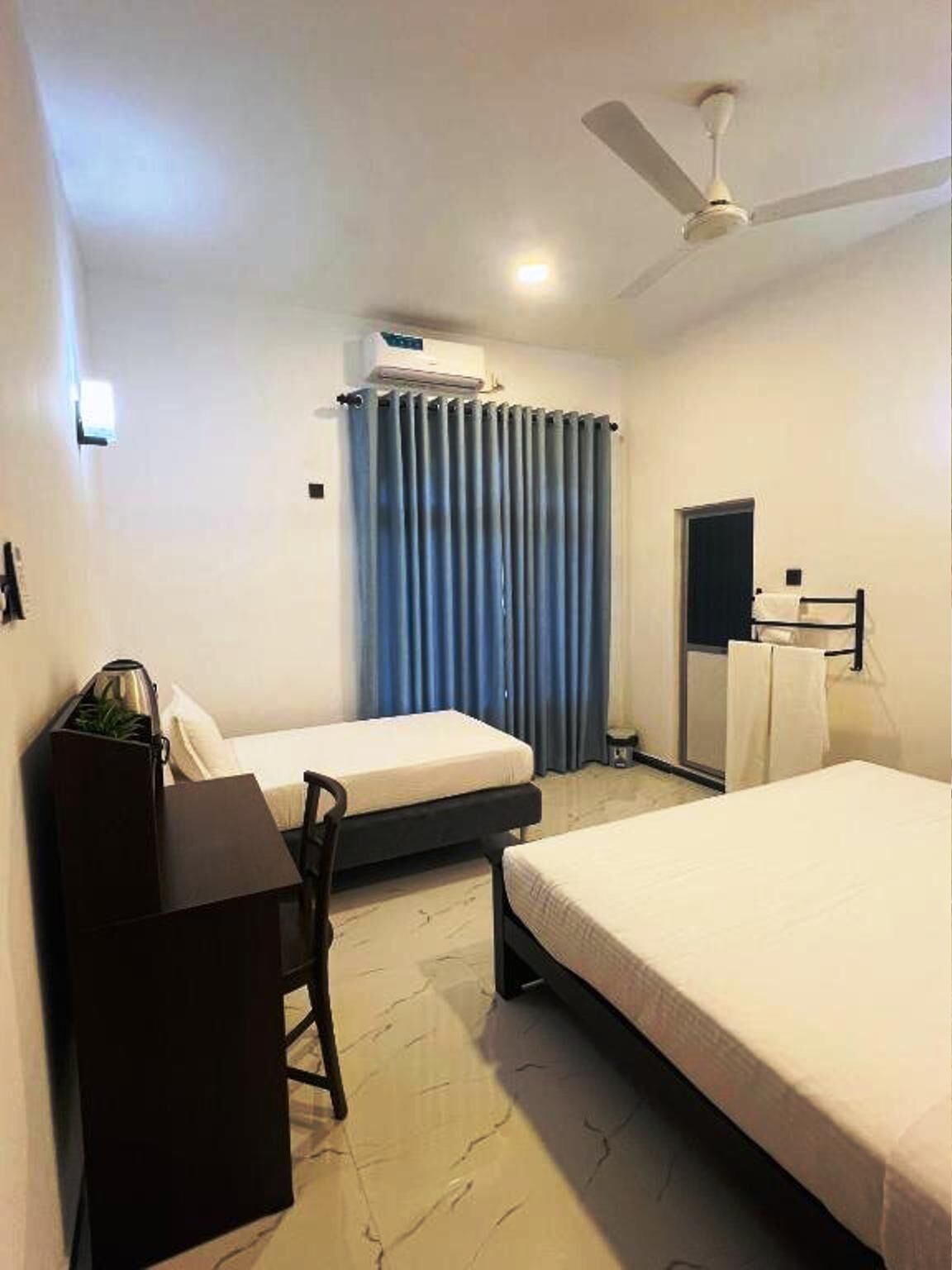 Comfort driepersoonskamer, uitzicht op tuin | Een kluis op de kamer, een bureau, een laptopwerkplek