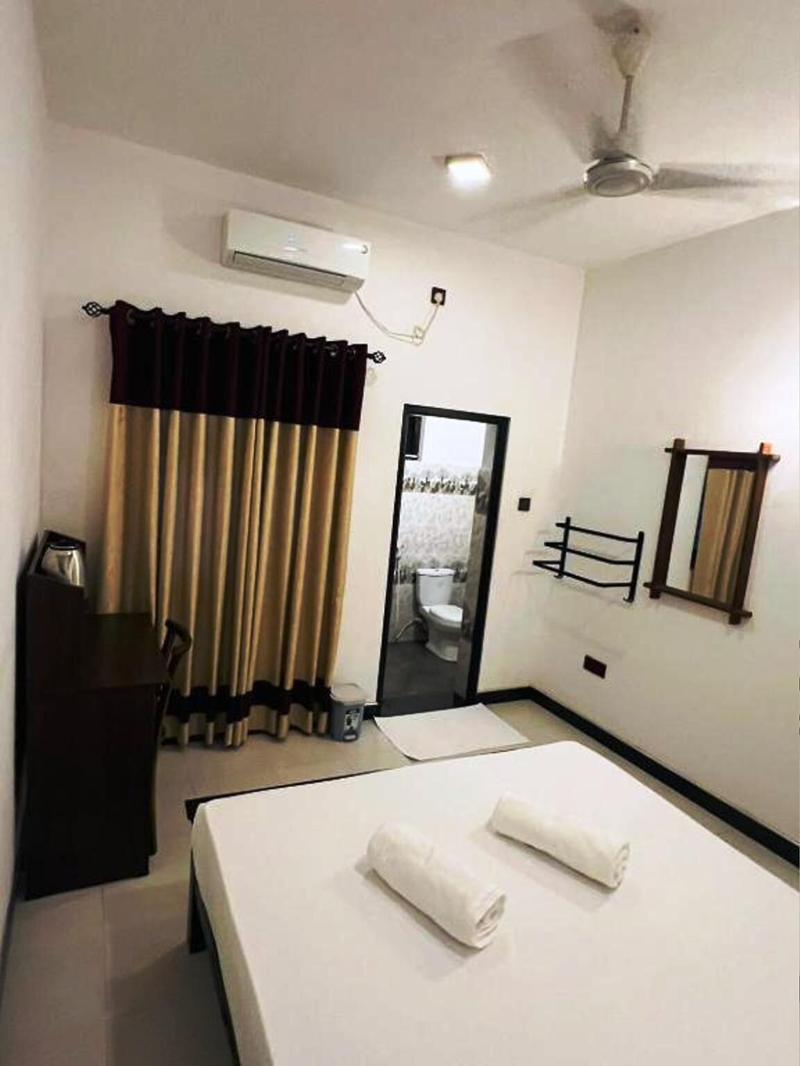 Deluxe tweepersoonskamer, uitzicht op tuin | Een kluis op de kamer, een bureau, een laptopwerkplek