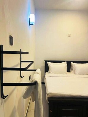 Habitación Deluxe doble, vistas al jardín | Caja fuerte, escritorio, espacio para trabajar con un portátil
