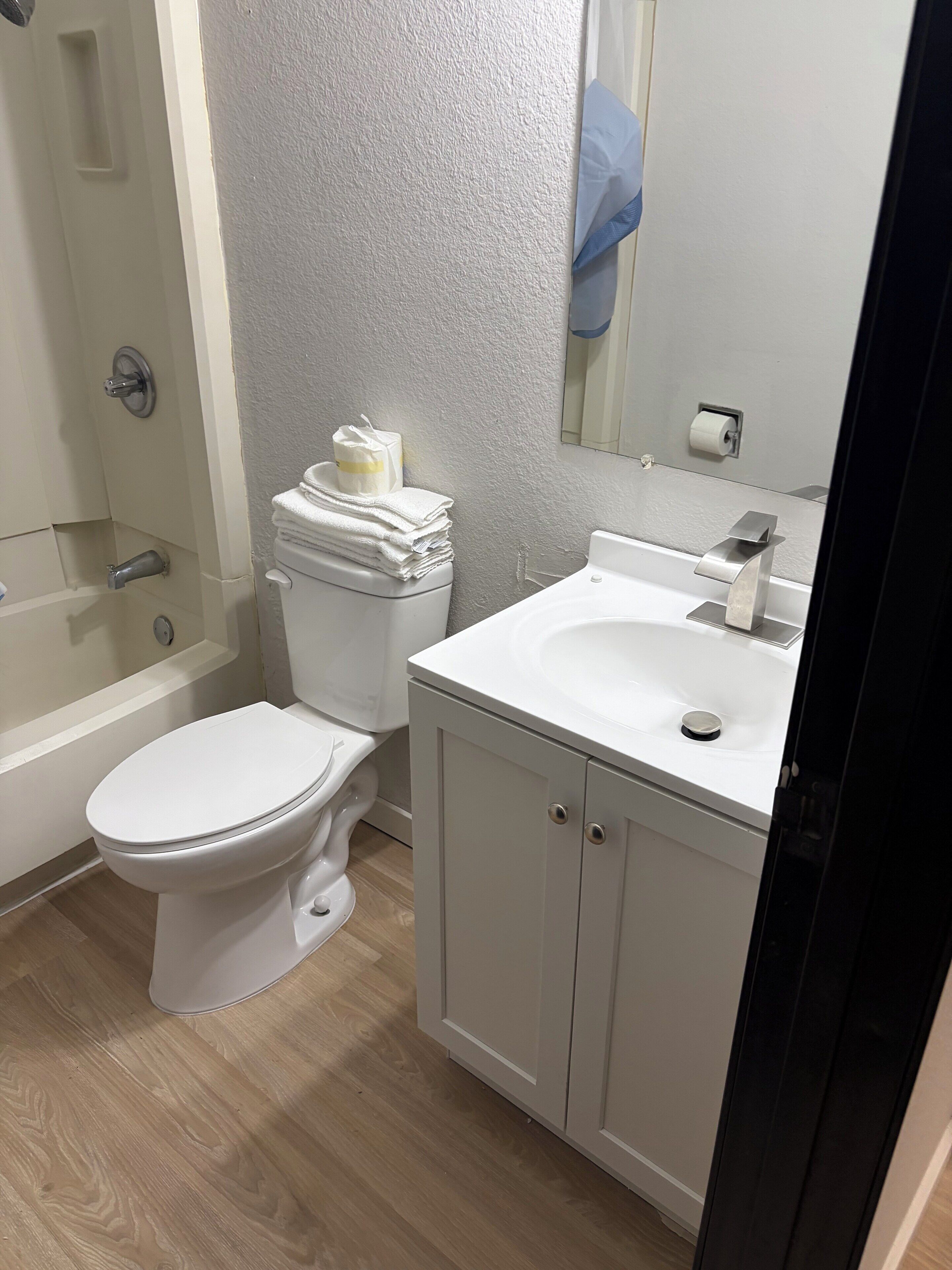 Quarto casal básico | Banheiro | Produtos de toalete grátis, toalhas de banho, sabonete, shampoo