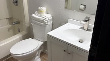 Quarto casal básico | Banheiro | Produtos de toalete grátis, toalhas de banho, sabonete, shampoo