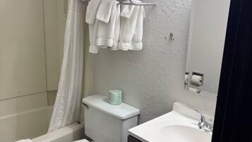 Basic Double Room | Bathroom | Free toiletries, towels, soap, shampoo