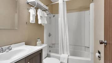 Quarto casal básico | Banheiro | Produtos de toalete grátis, toalhas de banho, sabonete, shampoo