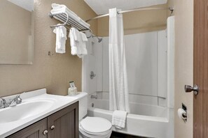 Basic Double Room | Bathroom | Free toiletries, towels, soap, shampoo - Willow Inn Suites Moorhead Fargo (Moorhead)