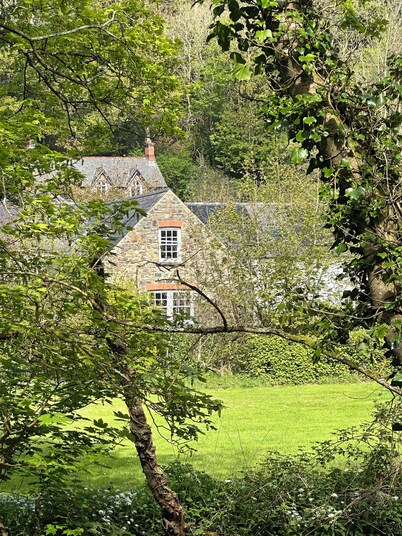 18th-century former Welsh Mill, only steps to Lower town harbour & Coastal path