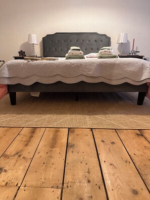 3 bedrooms, desk, iron/ironing board, travel crib