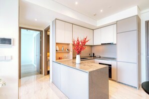 Leilighet – deluxe, 1 soverom, balkong, byutsikt | Eget kjøkken | Kjøleskap, mikrobølgeovn, ovn og kokeplater