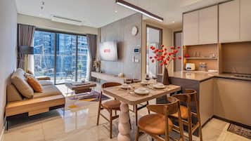 Luksusleilighet, 2 soverom, balkong, byutsikt | Oppholdsområde | En 55-tommers smart-TV med digitale kanaler