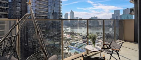 Luxury-Apartment, 2 Schlafzimmer, Balkon, Stadtblick | Terrasse/Patio