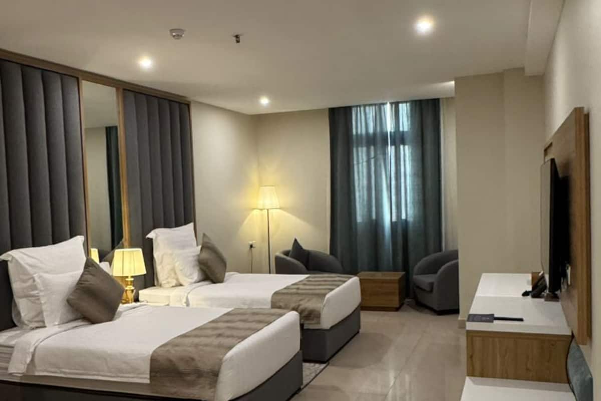 Deluxe Double or Twin Room | In-room safe, desk, laptop workspace, iron/ironing board