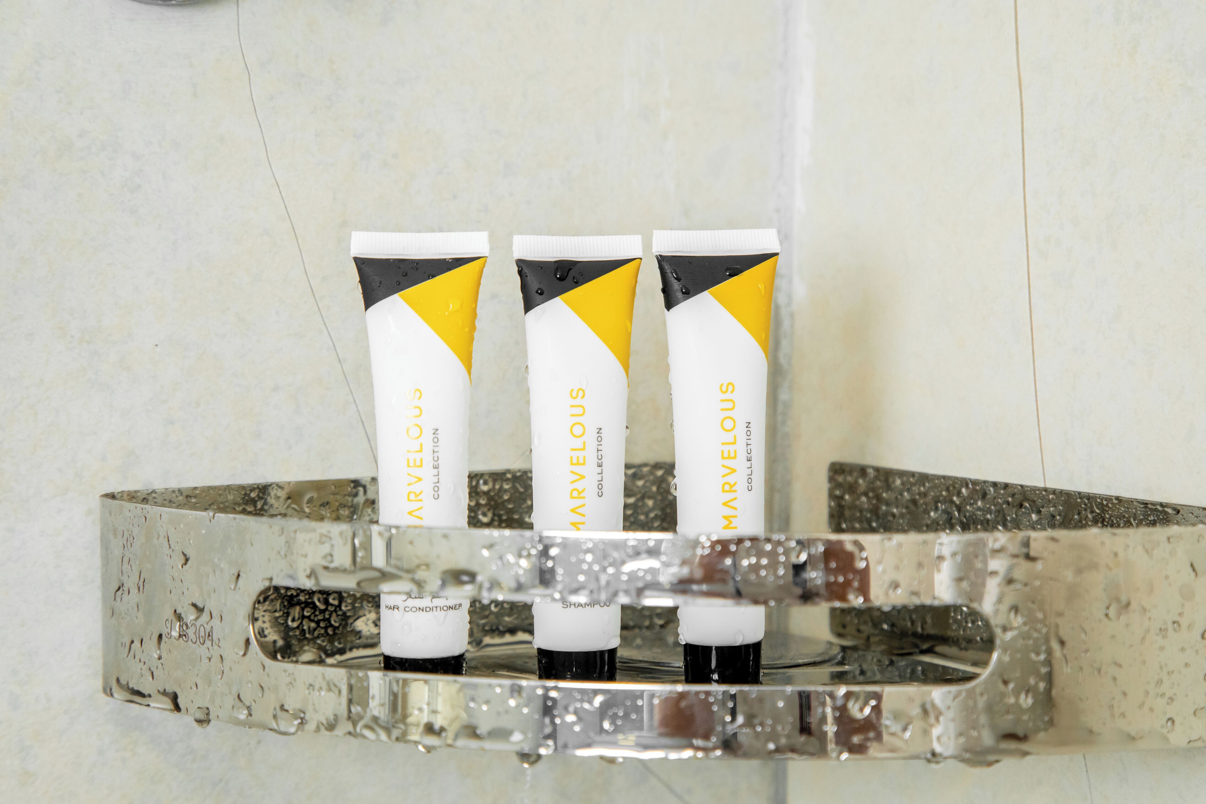 Douche, articles de toilette gratuits, sèche-cheveux, chaussons