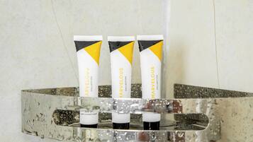 Douche, articles de toilette gratuits, sĂšche-cheveux, chaussons