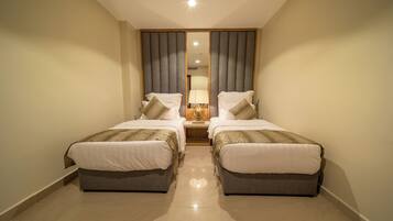 Pengeskab på værelset, skrivebord, arbejdsområde til bærbare computere