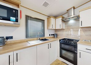 Fridge, oven, stovetop, toaster - Gold 3 Bedroom Holiday Home (Hornsea)