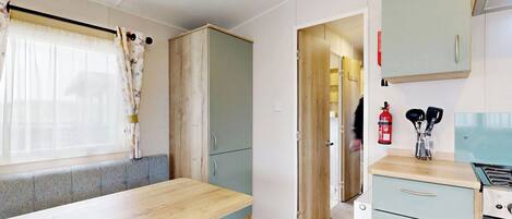 ثلاجة، فرن، موقد طهي مسطح، محمصة خبز