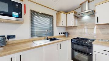 Réfrigérateur, four, plaque de cuisson, grille-pain