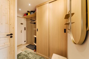 A wooden wardrobe with a mirror, a shelf with bags, and a door with a handle. - La Capsule - Immodreams - Avoriaz (Avoriaz)