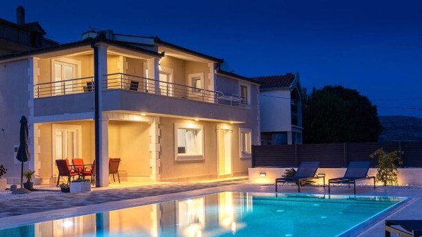 A two-story house with a swimming pool, outdoor seating, and a balcony. - Casa Della Cava - Private Villa in Seget Donji (Seget)