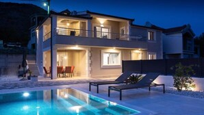 A two-story house with a swimming pool, outdoor seating, and a balcony. - Casa Della Cava - Private Villa in Seget Donji (Seget)