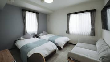 Deluxe Triple Room, Multiple Beds, Private Bathroom, City View | Desk, free WiFi
