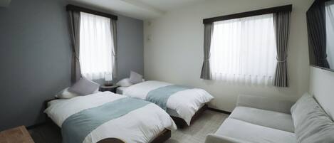 Deluxe Triple Room, Multiple Beds, Private Bathroom, City View | Desk, free WiFi