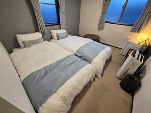 Quarto duplo básico, 2 camas de solteiro | Escrivaninha, Wi-Fi de cortesia