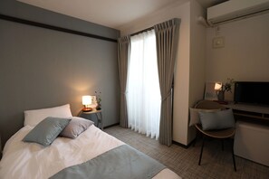 Deluxe-Dreibettzimmer, Mehrere Betten, eigenes Bad, Stadtblick | Schreibtisch, kostenloses WLAN