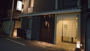 Un bâtiment traditionnel japonais sur lequel on peut lire l’inscription « ITOSHI ».