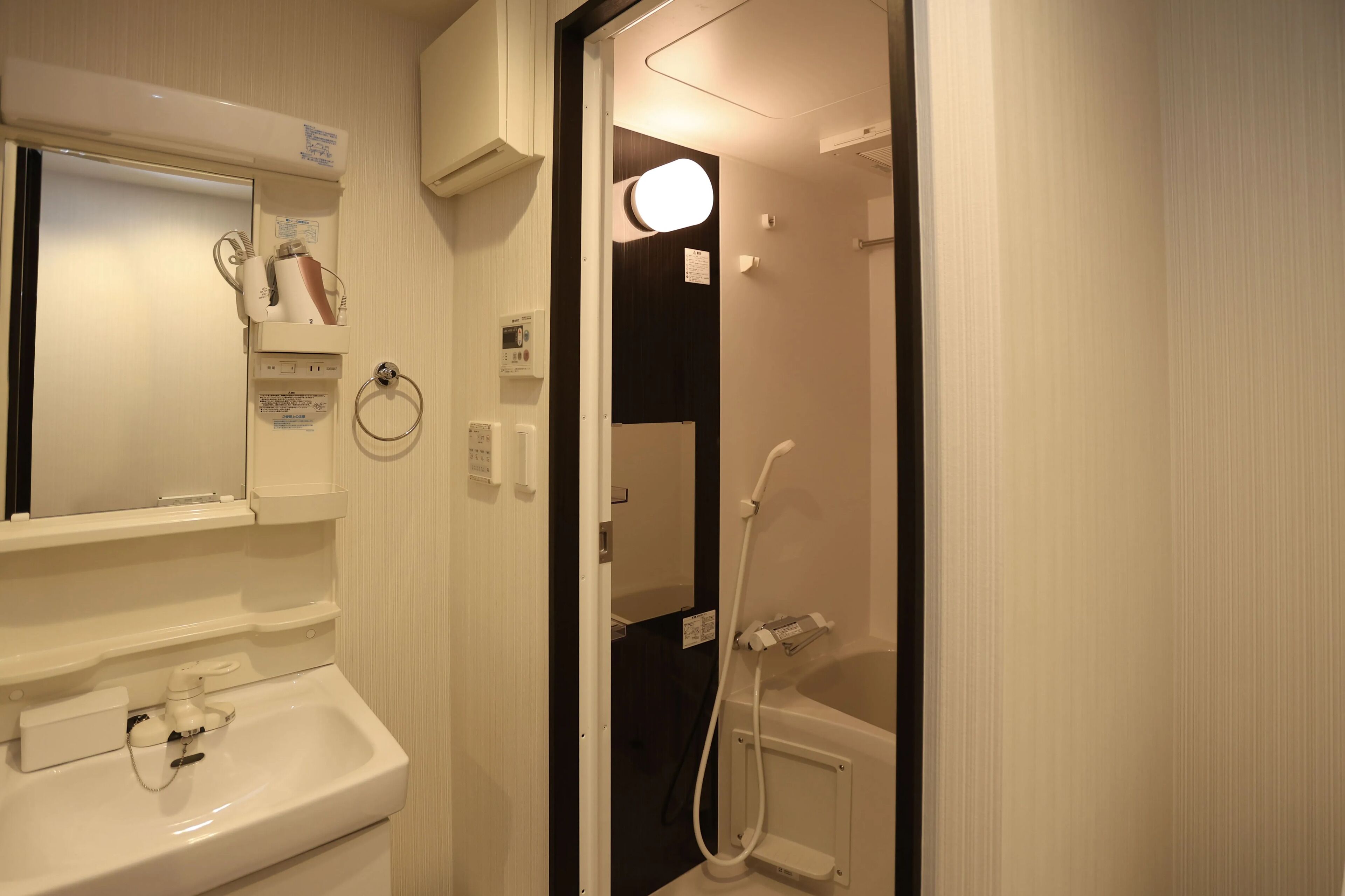 Classic-Zweibettzimmer | Badezimmer | Haartrockner, Handtücher, Seife, Shampoo