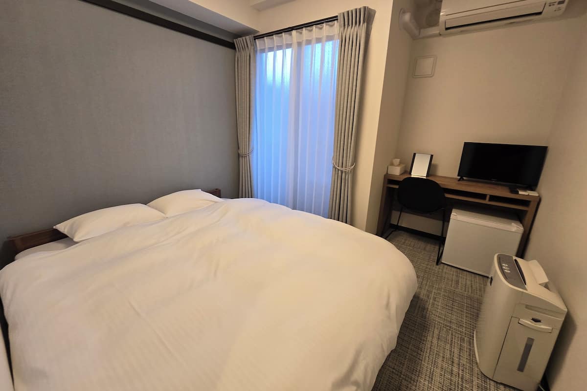 Basic Double Room, 1 Queen Bed | Desk, free WiFi