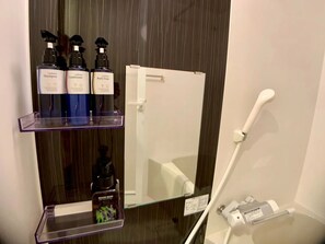 Haartrockner, Handtücher, Seife, Shampoo