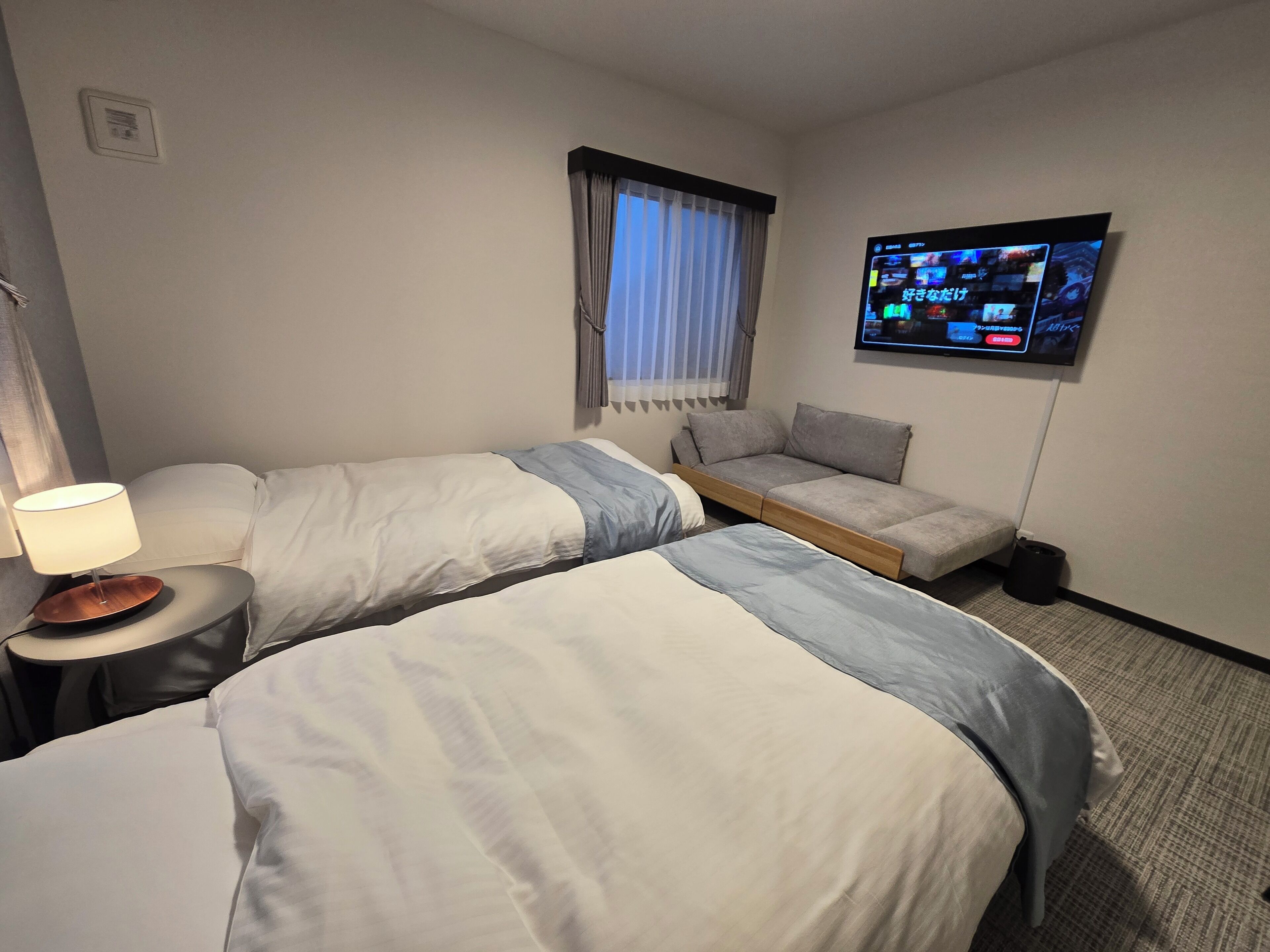 Quarto triplo luxo, várias camas, banheiro privativo, vista para a cidade | Escrivaninha, Wi-Fi de cortesia