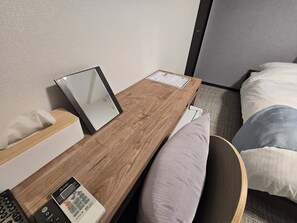 Quarto triplo luxo, várias camas, banheiro privativo, vista para a cidade | Escrivaninha, Wi-Fi de cortesia