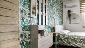 A bedroom with a bed, a dresser, a mirror, and a window. - Mary Jungle - Sant`Elpidio a Mare (Sant` Elpidio a Mare)