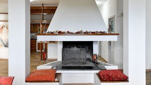 A modern fireplace with a white mantel and a metal screen, flanked by red cushions. - Mary Jungle - Sant`Elpidio a Mare (Sant` Elpidio a Mare)